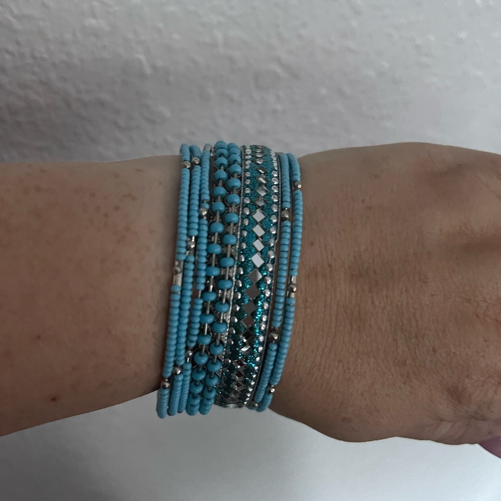 Womens Set of 8 Turquoise Bangle Set